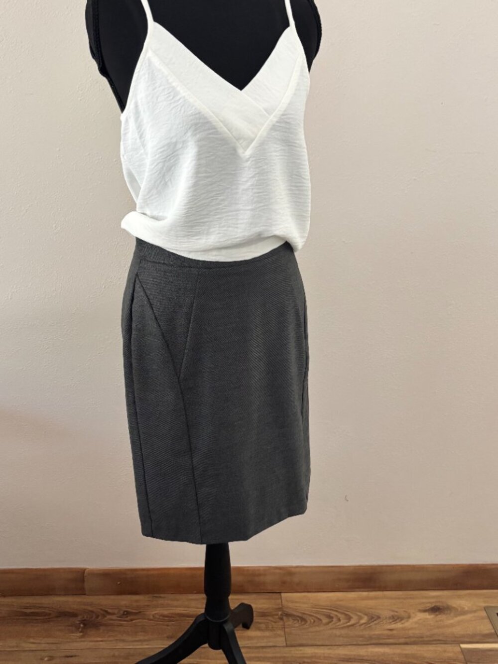 Ann Taylor Grey Structured Pencil Skirt Kick Pleat - Size 2P Petite Workwear